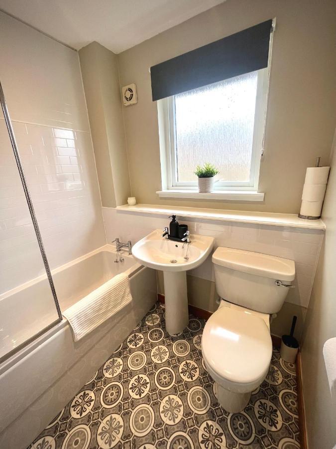 Comfortable, Modern Apartment With Parking. Inverness. Kültér fotó