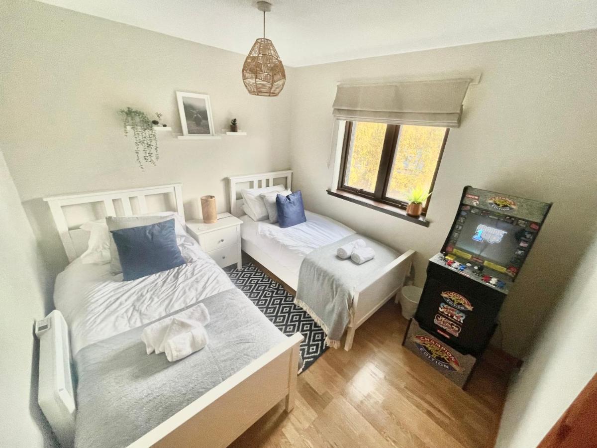 Comfortable, Modern Apartment With Parking. Inverness. Kültér fotó